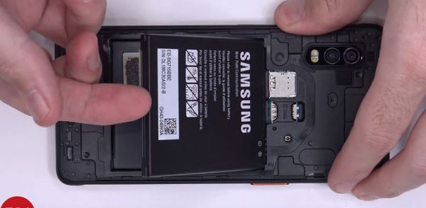 Единственный смартфон Samsung со съёмным аккумулятором? Разборка Galaxy Xcover Pro навевает ностальгию